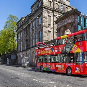 One Bedroom Flat In Old Town , Heart Of Flat Sleeps 6 Edinburgh